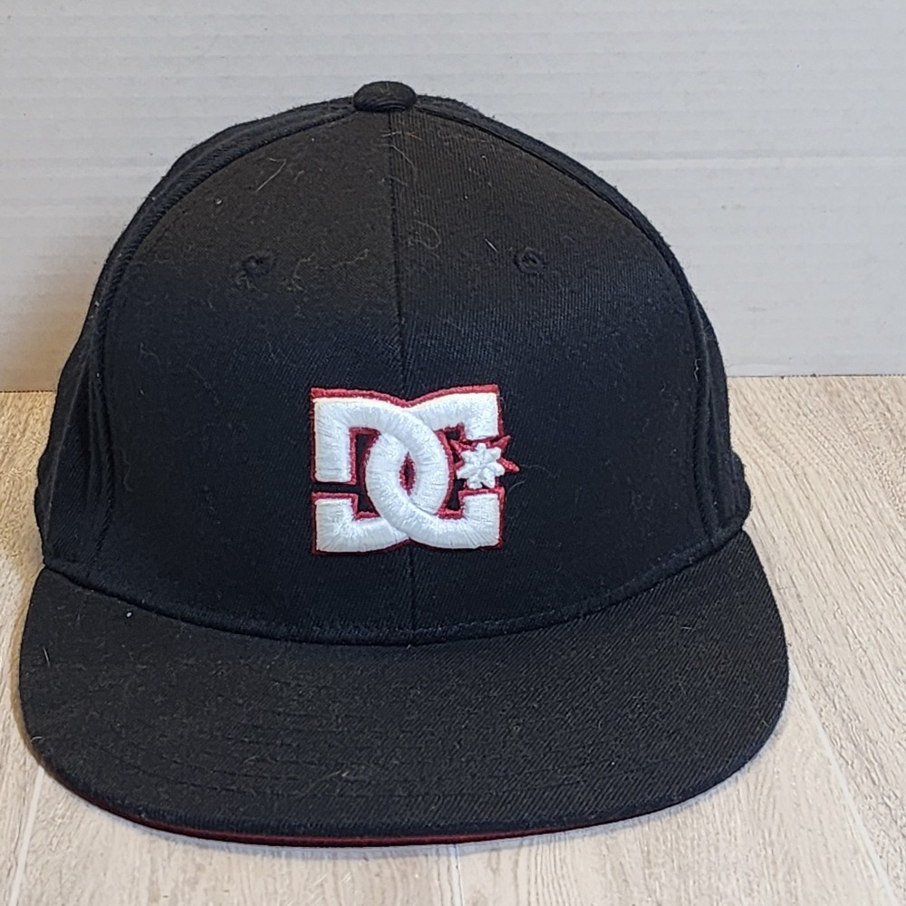 DC Skateboarding Flexfit 210 Designer Black Baseball Cap Hat 6 7/8-7 1/4